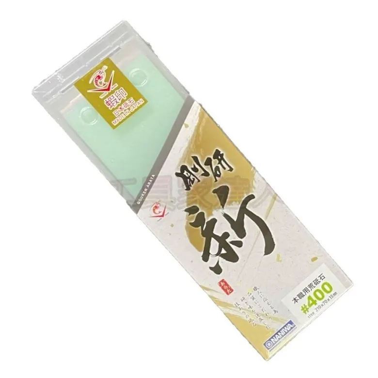 A Naniwa 剛研 新 #400 sharpening stone in its box.